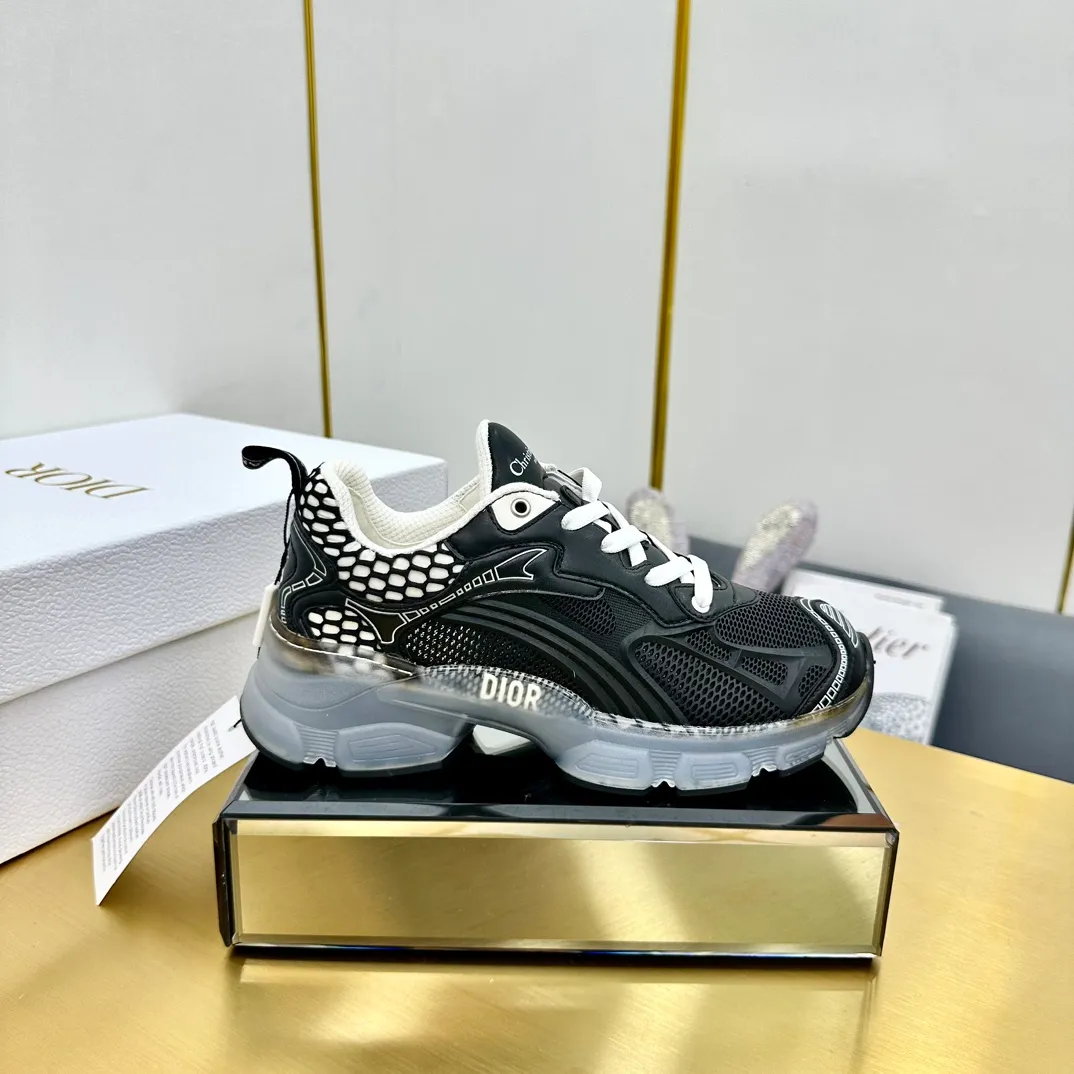 👟👟Ex-factory price 700👟👟 Top version 🌟🌟Dior 2024 spring and summer catwalk new style Vibe iconic fashion modern sports dad shoes CD letter logo Oblique printed pattern lace-up color-blocking thick-soled running shoes Stars' same jelly color casual women's shoes The top high-end version on the market Material: The upper is made of special technology with mesh fabric spliced with metal cowhide + environmentally friendly breathable fabric lining + original molded Tpu combination outsole. Bottom thickness: 4CM Size: 35-40 standard code (34.41 customization is not returnable)